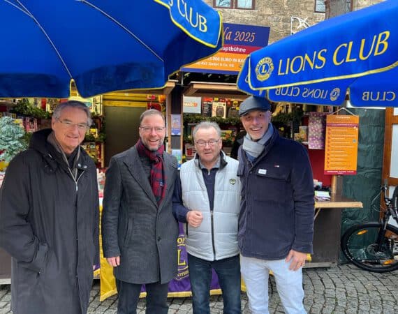 Weihnachts- und Adventstombola - Prominente helfen beim Losverkauf