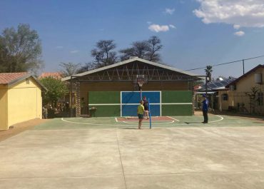 Lions Club spendet für den Schulsportplatz in Omaruru (Namibia)